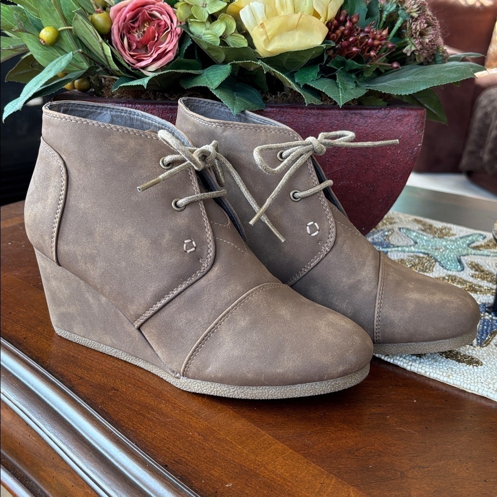 Brand New Natural Reflections Brown Vegan Leather Lace Up Wedge Ankle Boots
